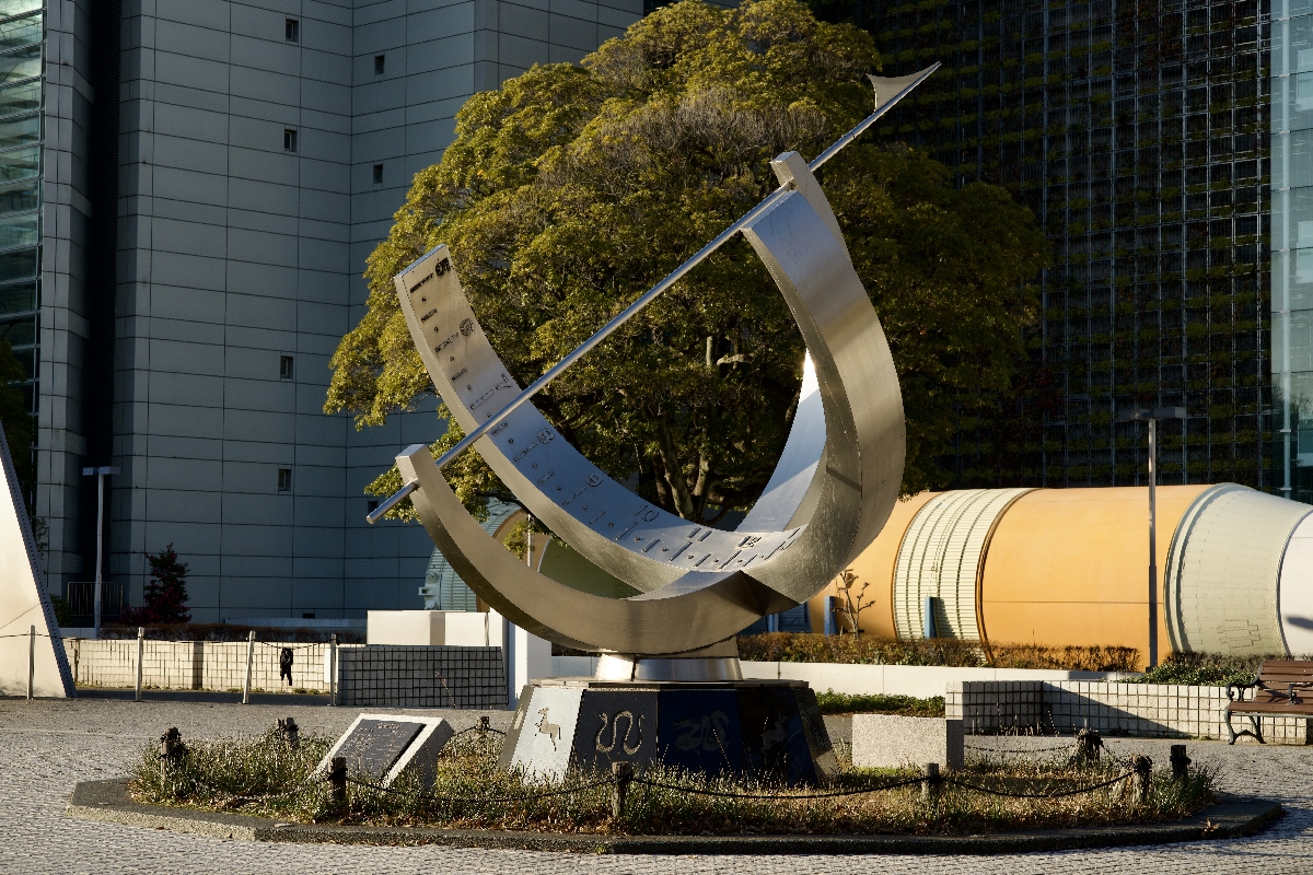 愛知県の名古屋市科学館にある日時計。太陽の昇り沈みは地球上の生き物の生活リズムをつくり続けている