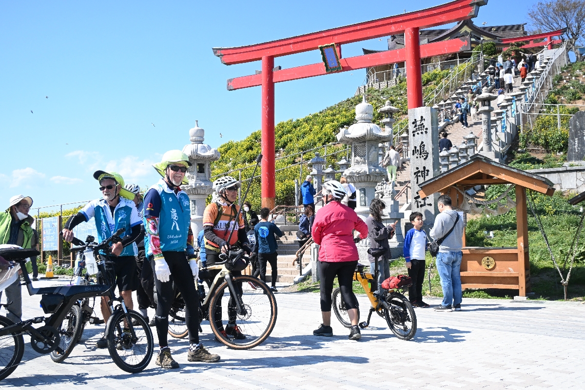 蕪嶋神社の前でゴールを喜ぶ参加者たち