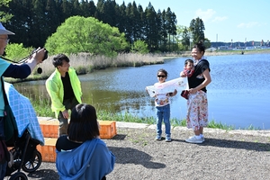 子どもの成長願い、桜沼でのひととき満喫　五戸でちいさなおまつり