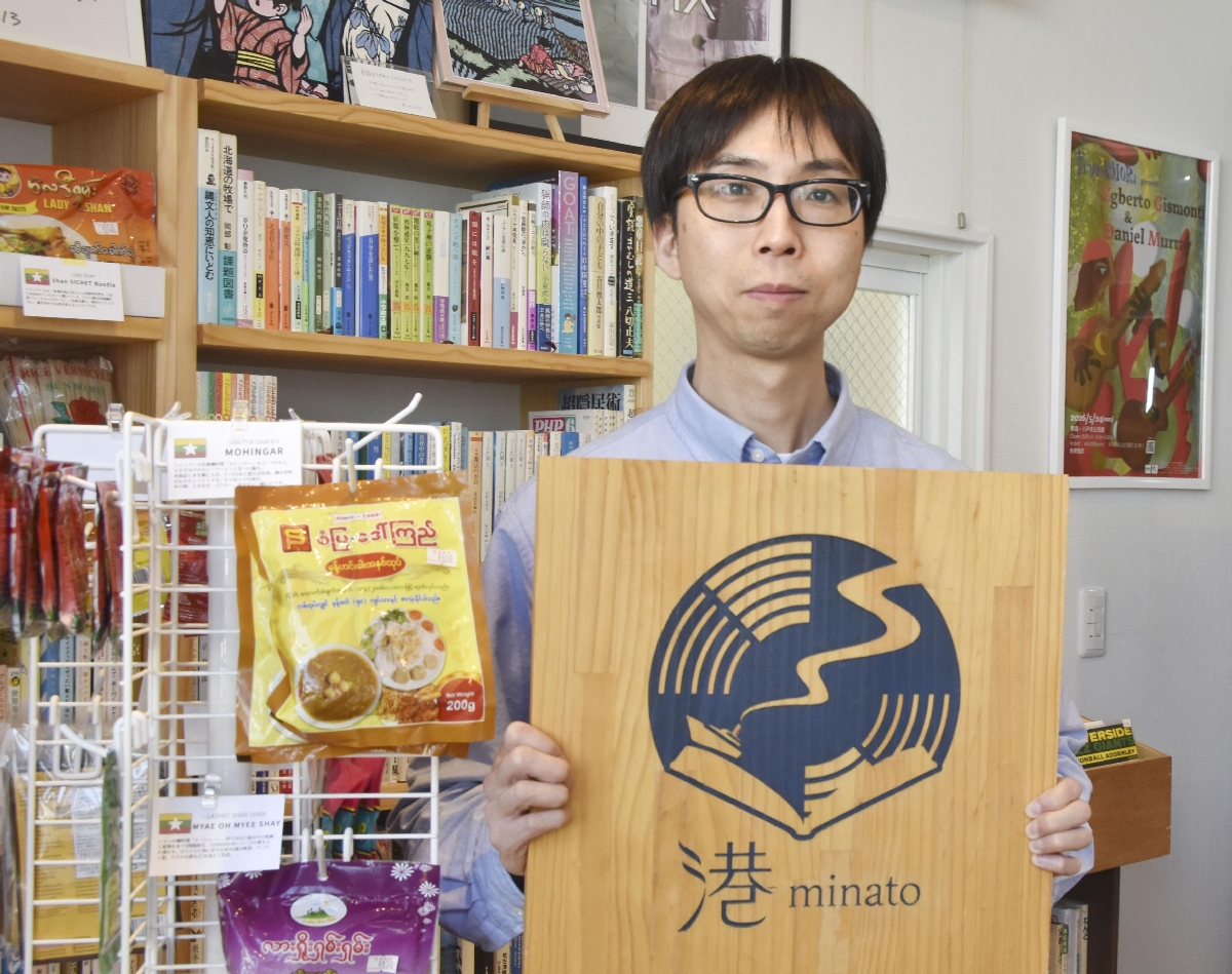 古書店「港」を営む村上巨樹さん=4月、岩手県花巻市