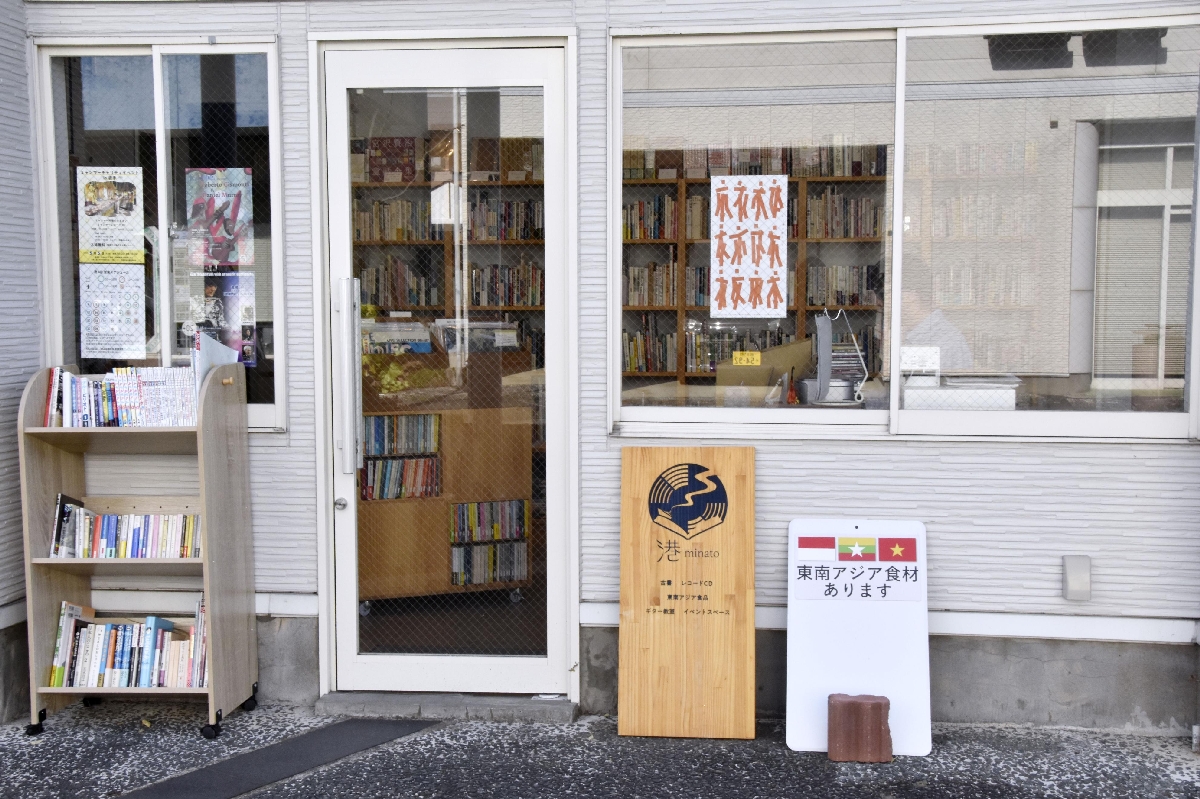 レコードやミャンマーの食材なども扱う古書店「港」=4月、岩手県花巻市