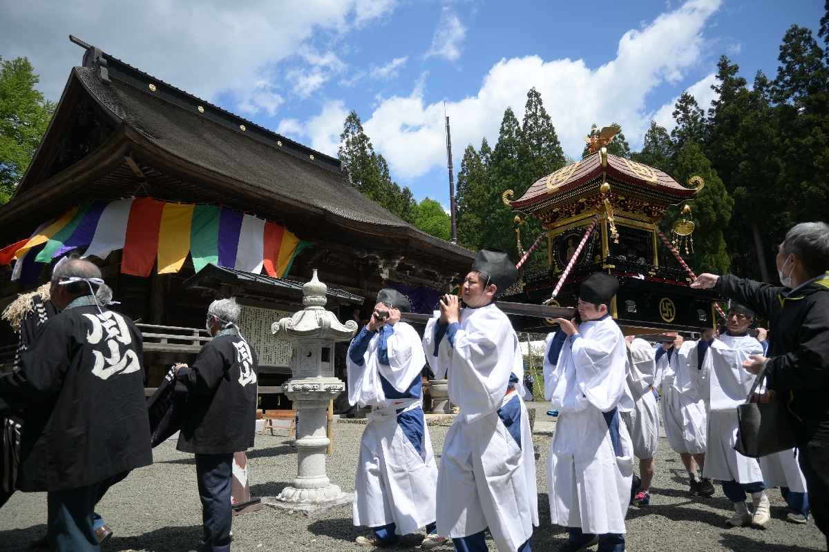 天台寺例大祭で繰り広げられたみこし渡御