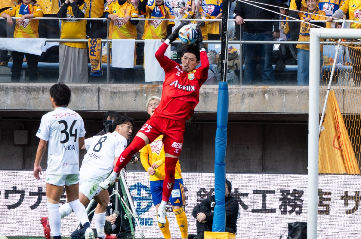 【ベガルタ仙台－ヴァンラーレ八戸】後半、浮き球ジャンピングキャッチするヴァンラーレＧＫの谷口裕介（右）＝ユアテックスタジアム仙台