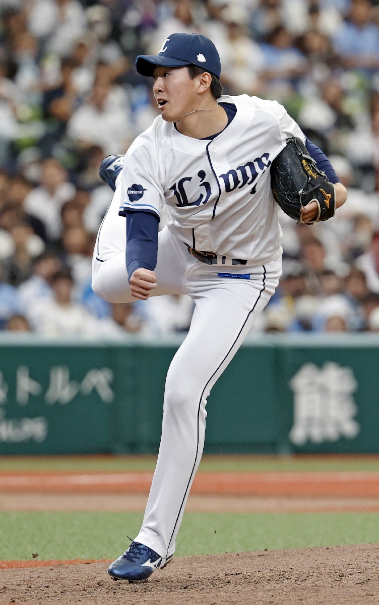 6回のピンチで好救援し、プロ初勝利を挙げた西武・黒田=ベルーナドーム