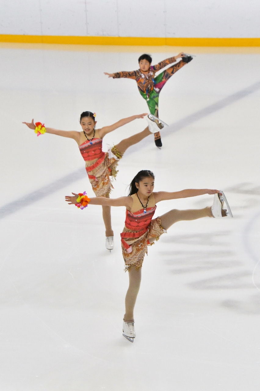 息の合った演技を披露する出演者