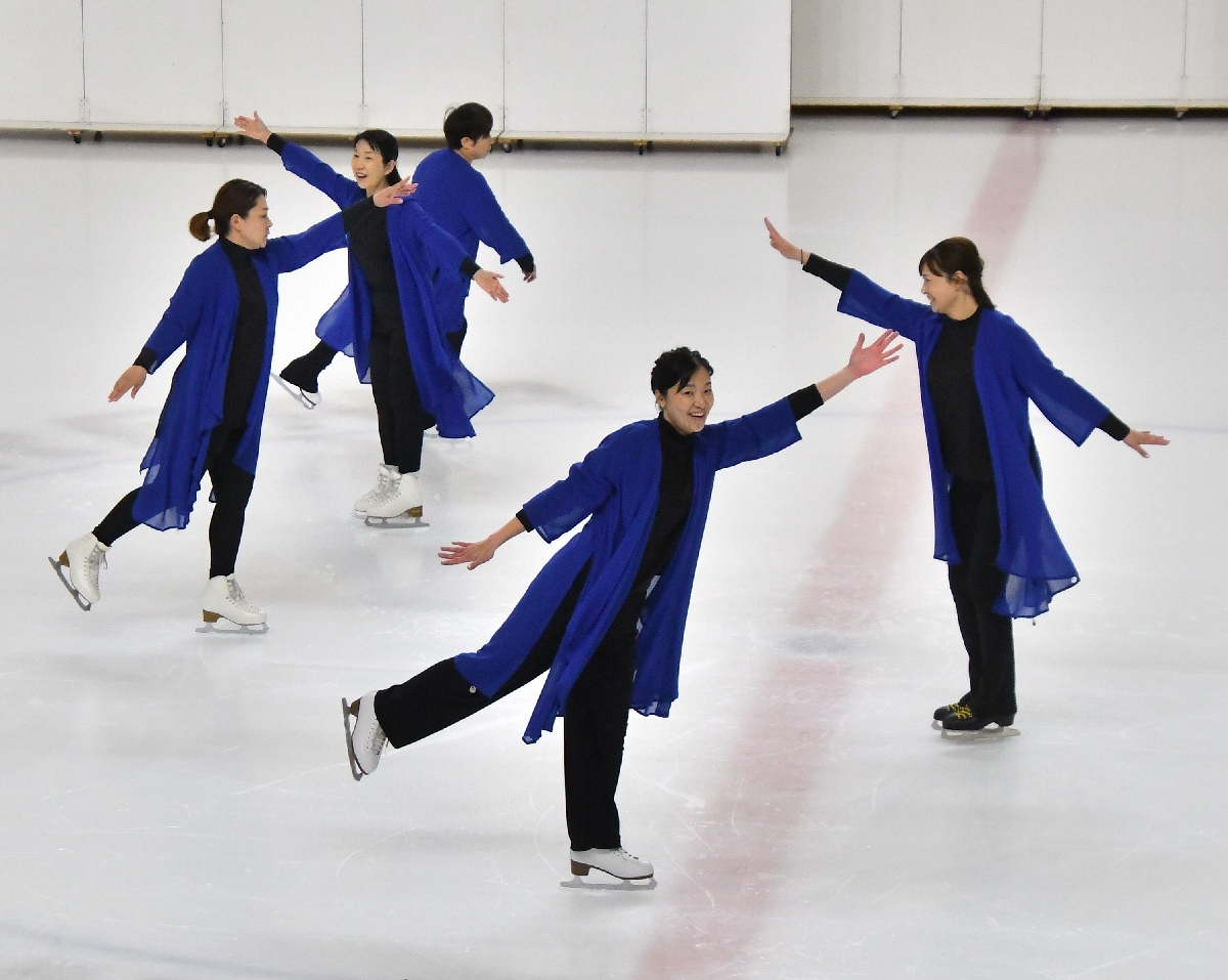 楽しげにスケーティングを披露する出演者