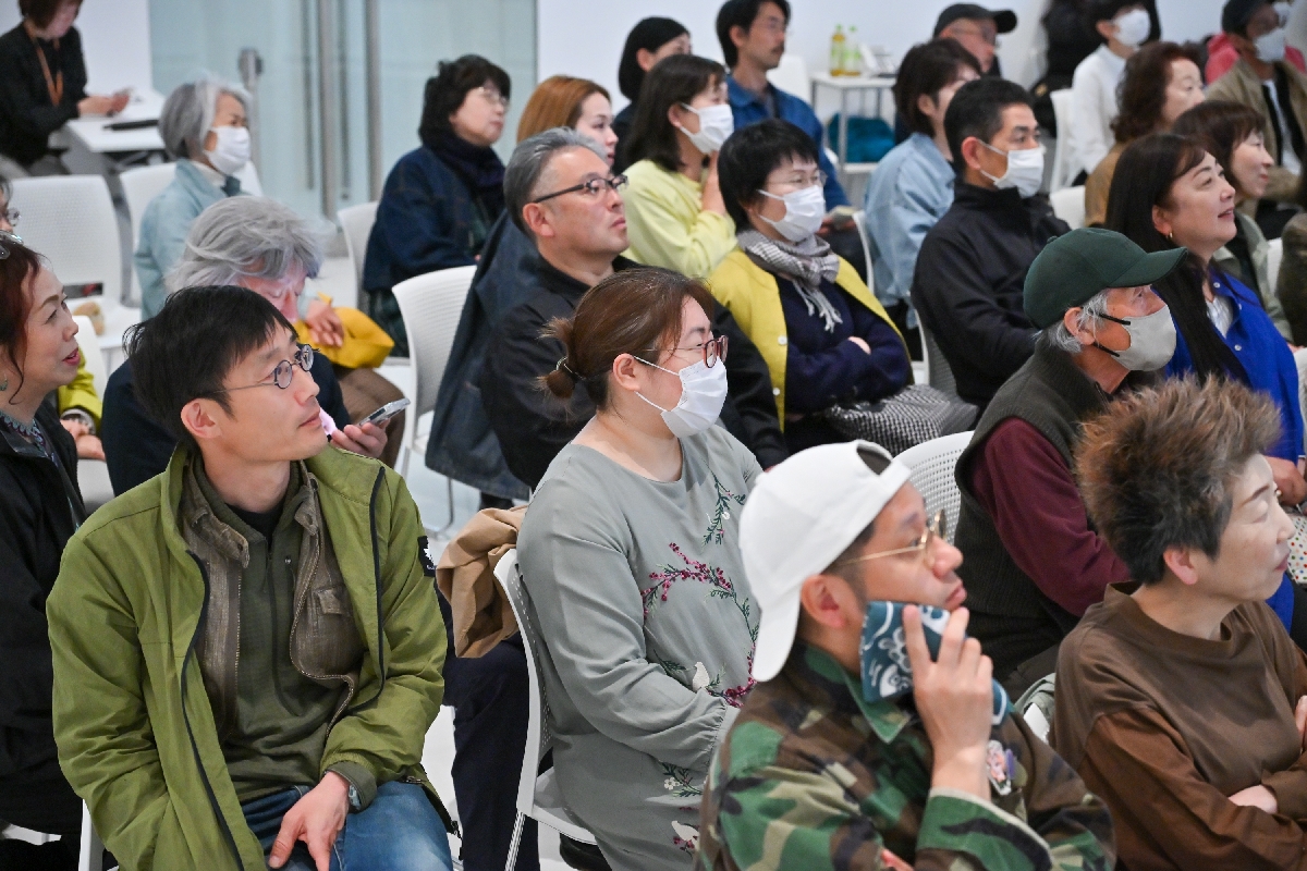 トークセッションに熱心に耳を傾ける来場者