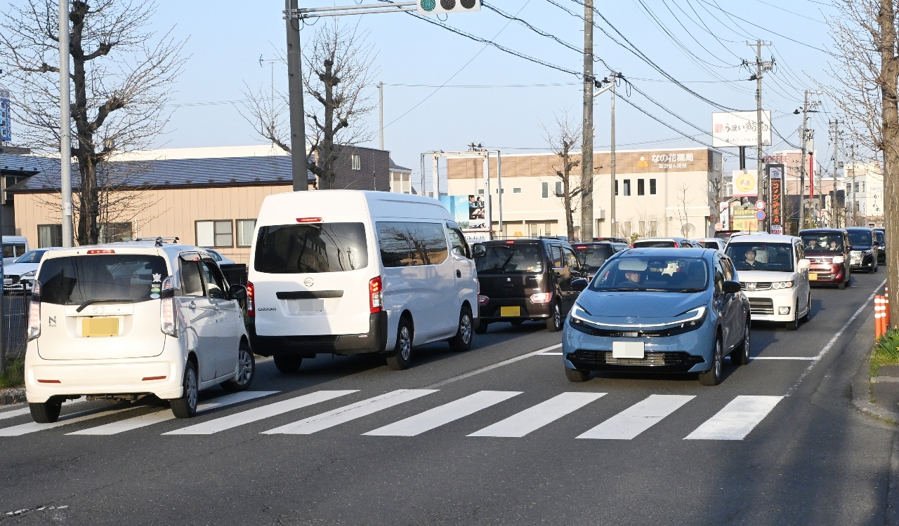 ４月２０日の地震発生直後、多くの場所で車の渋滞が発生した八戸市内。津波避難対策には市民目線の現実的な議論が求められる＝同市城下１丁目