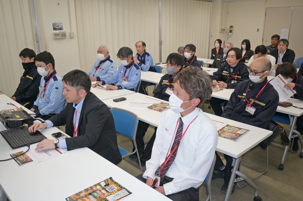クマ対策講座で対処法などを学ぶ郵便局員