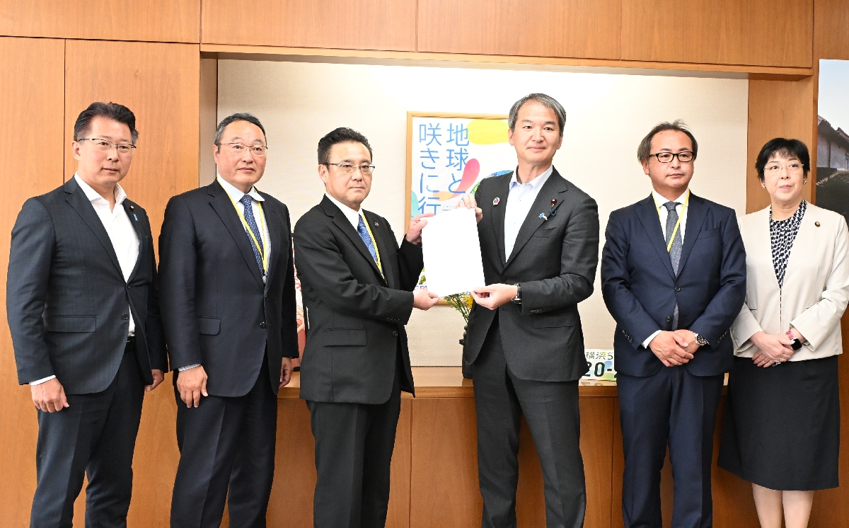 広瀬建政務官（中央右）に要望書を手渡す熊谷雄一市長（同左）＝１１日、農林水産省
