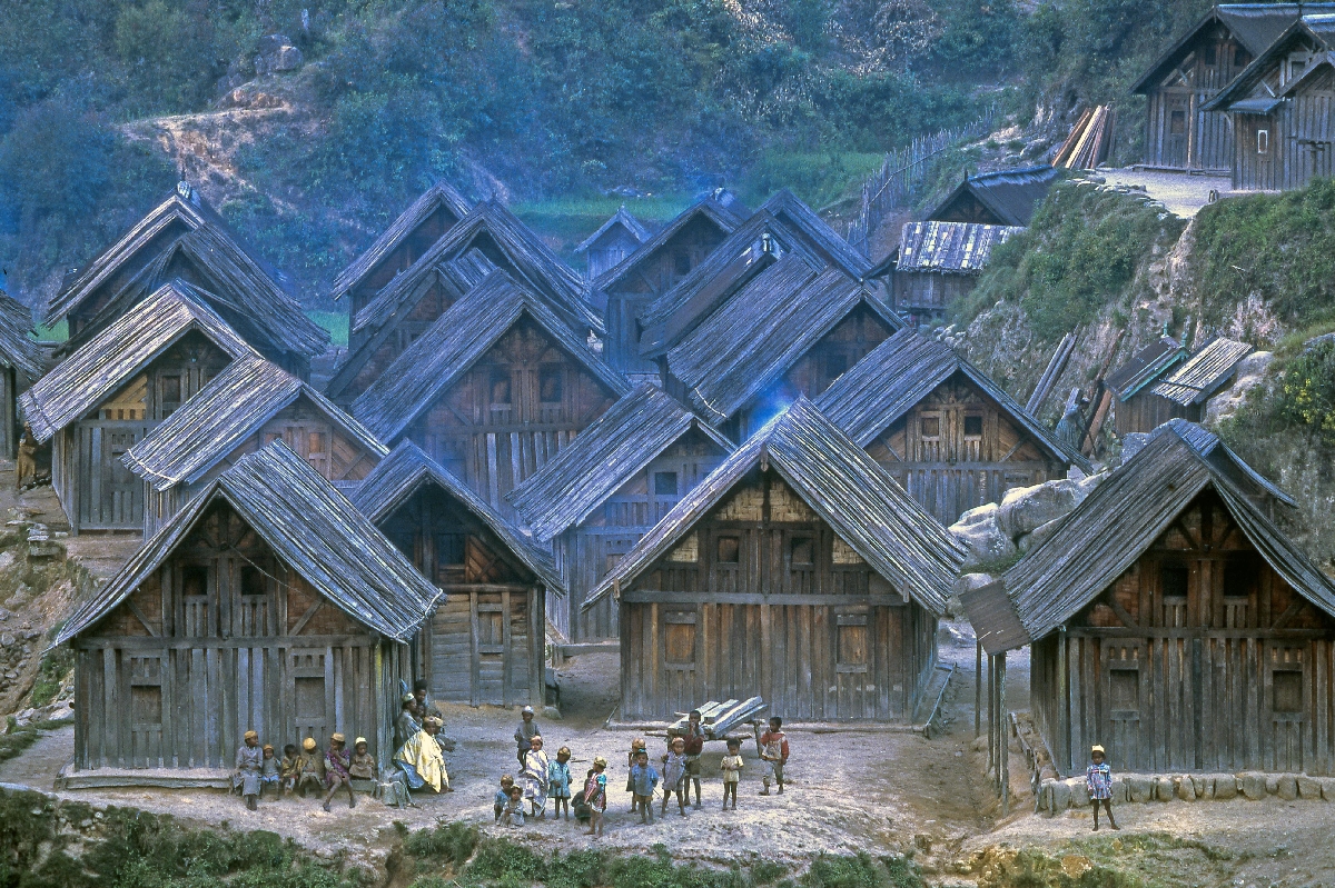 ザフィマニリの人たちが住む村。家はくぎを1本も使わず建てられます=マダガスカル