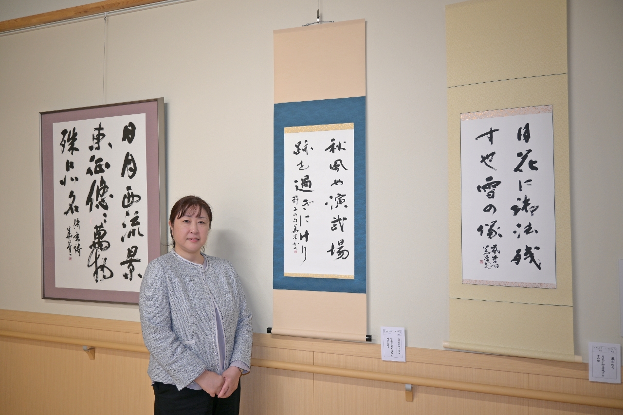 にこランスで初の個展を開いている澤藤華星さん