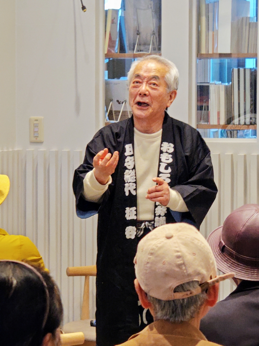 「客層を見て披露する話やなまりの強さを変えている」と話す柾谷伸夫館長
