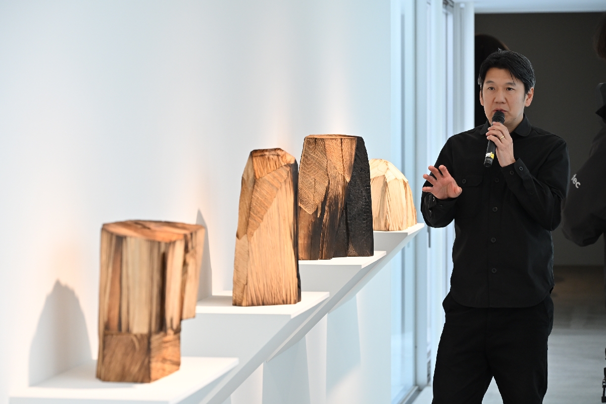 企画展の作品を解説する国松希根太さん=2025年12月、十和田市現代美術館