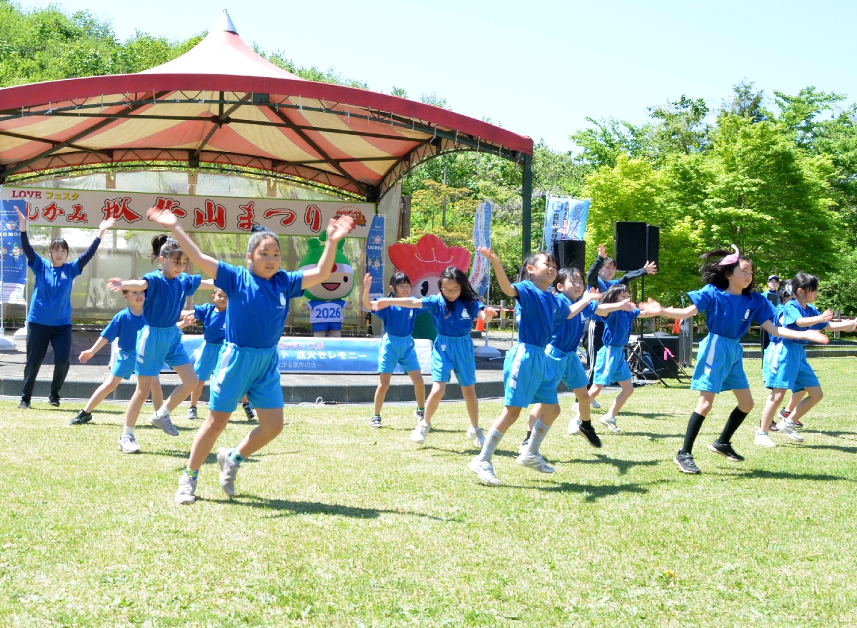 青の煌めきダンスを元気良く披露する石鉢小の児童