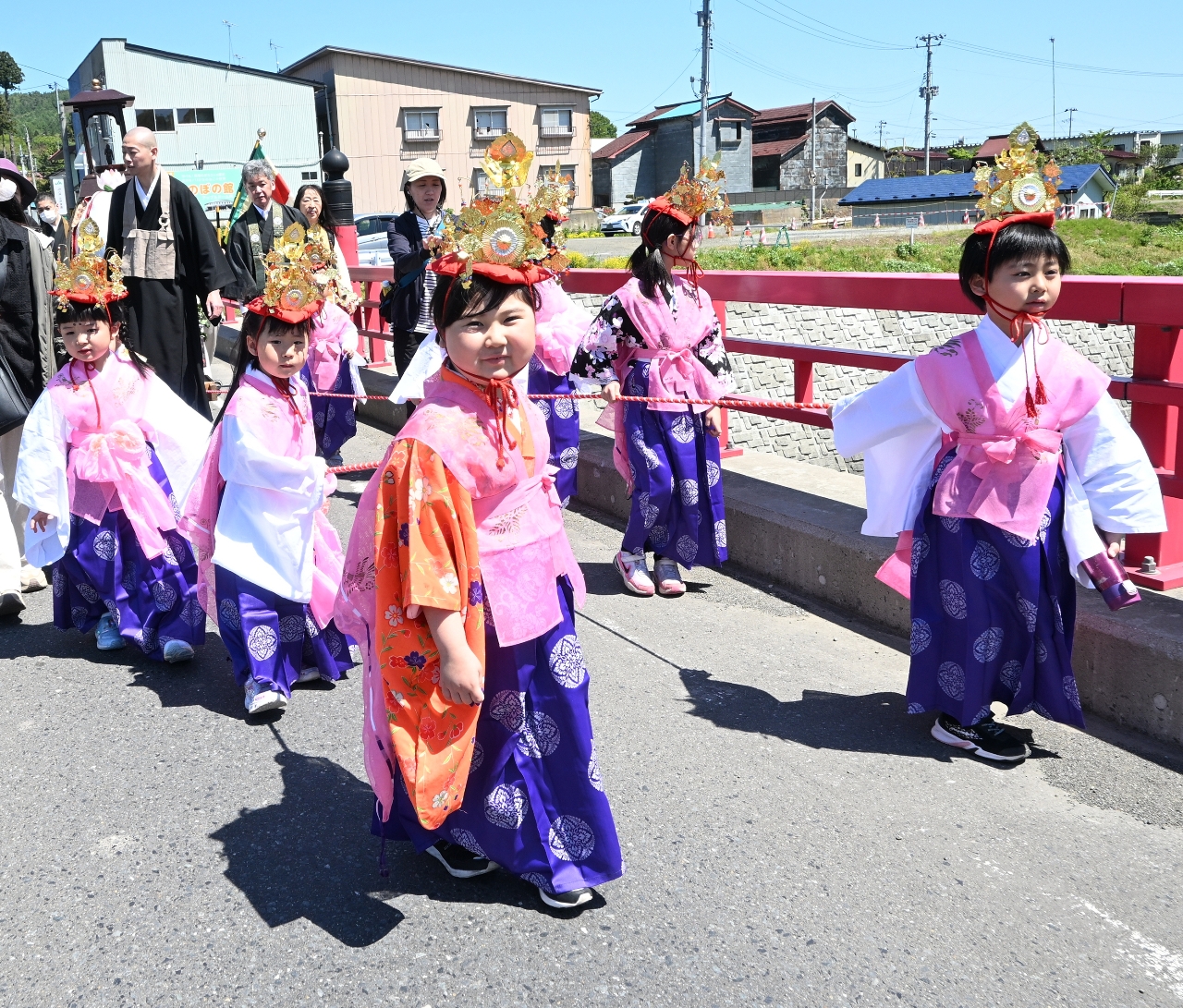 目抜き通りを元気に練り歩く園児