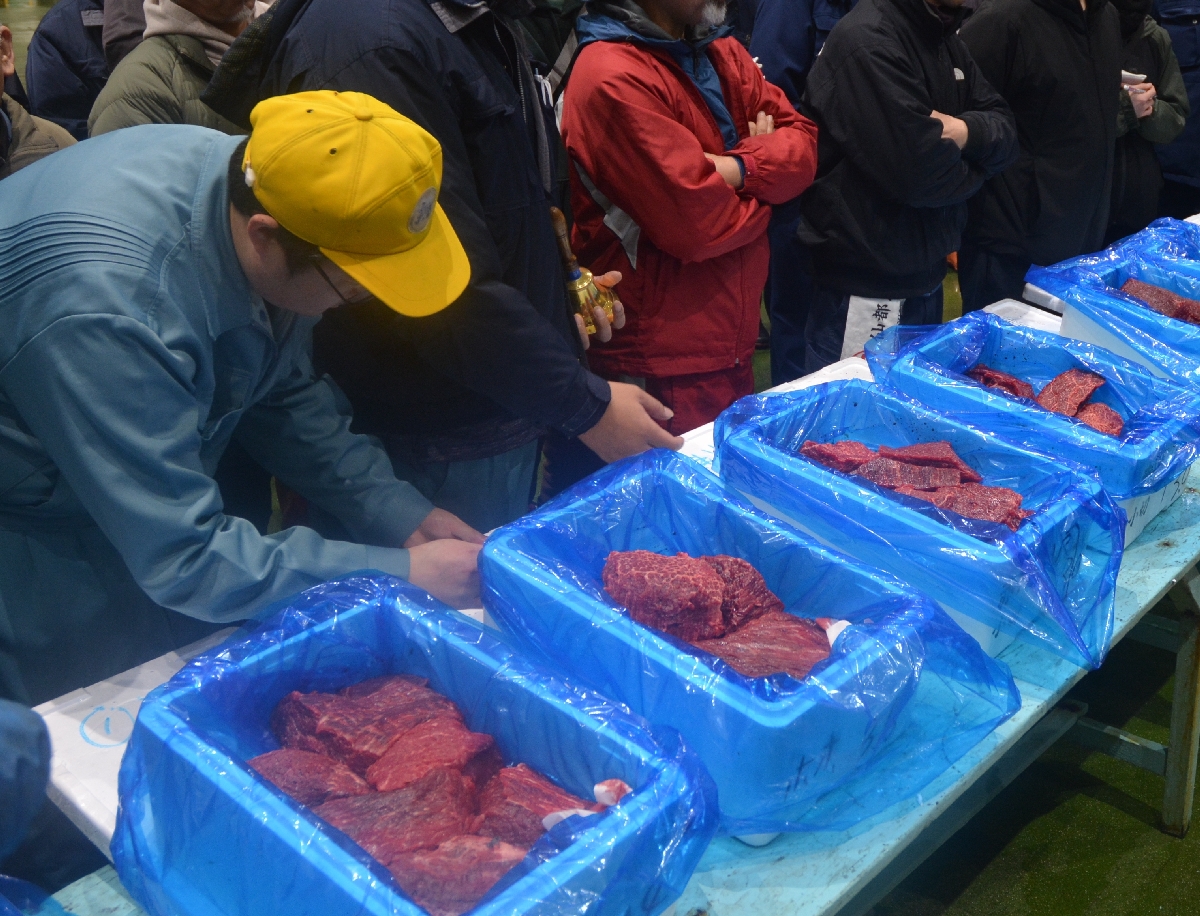 商業捕鯨で漁獲されたミンククジラの生肉＝４月、八戸市