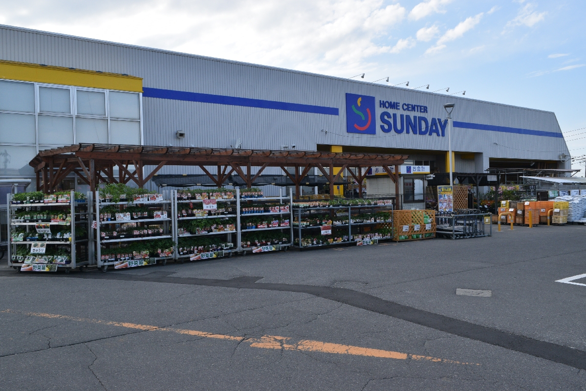 本社の入るサンデー八戸根城店＝１２日、八戸市