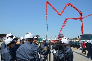 八戸の高校生が建設現場を体験 田名部組安全衛生協力会が主催