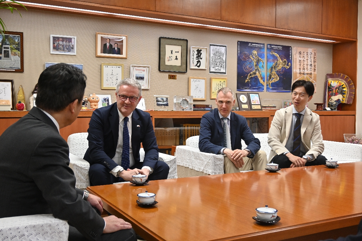 熊谷雄一市長(左)に離任を報告したヨハン・クアルハイム水産参事官(左から2人目)と後任のヤン・ヨンセン氏(同3人目)=13日、八戸市庁