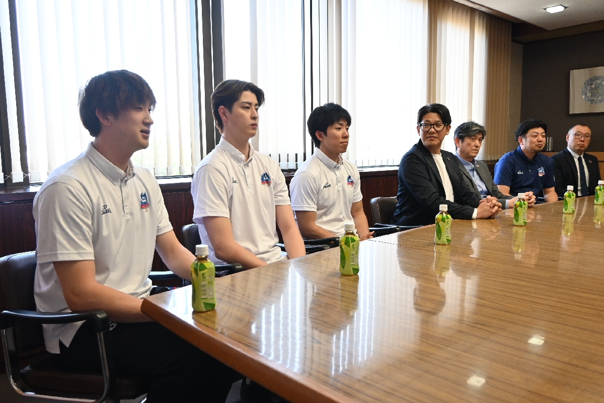 今季の成績を報告する青森ワッツの選手ら=13日、八戸市のデーリー東北新聞社
