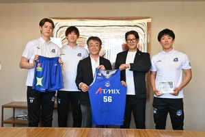 来季の巻き返し誓う 青森ワッツ選手ら本社来訪