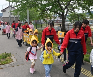 園児をサポート、防災意識高める　久慈翔北高生と門前保育園児が合同避難訓練
