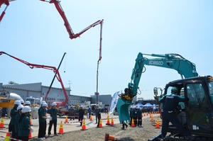 重機操作、測量体験などに挑戦 八戸の高校生、多様な建設現場の仕事に理解