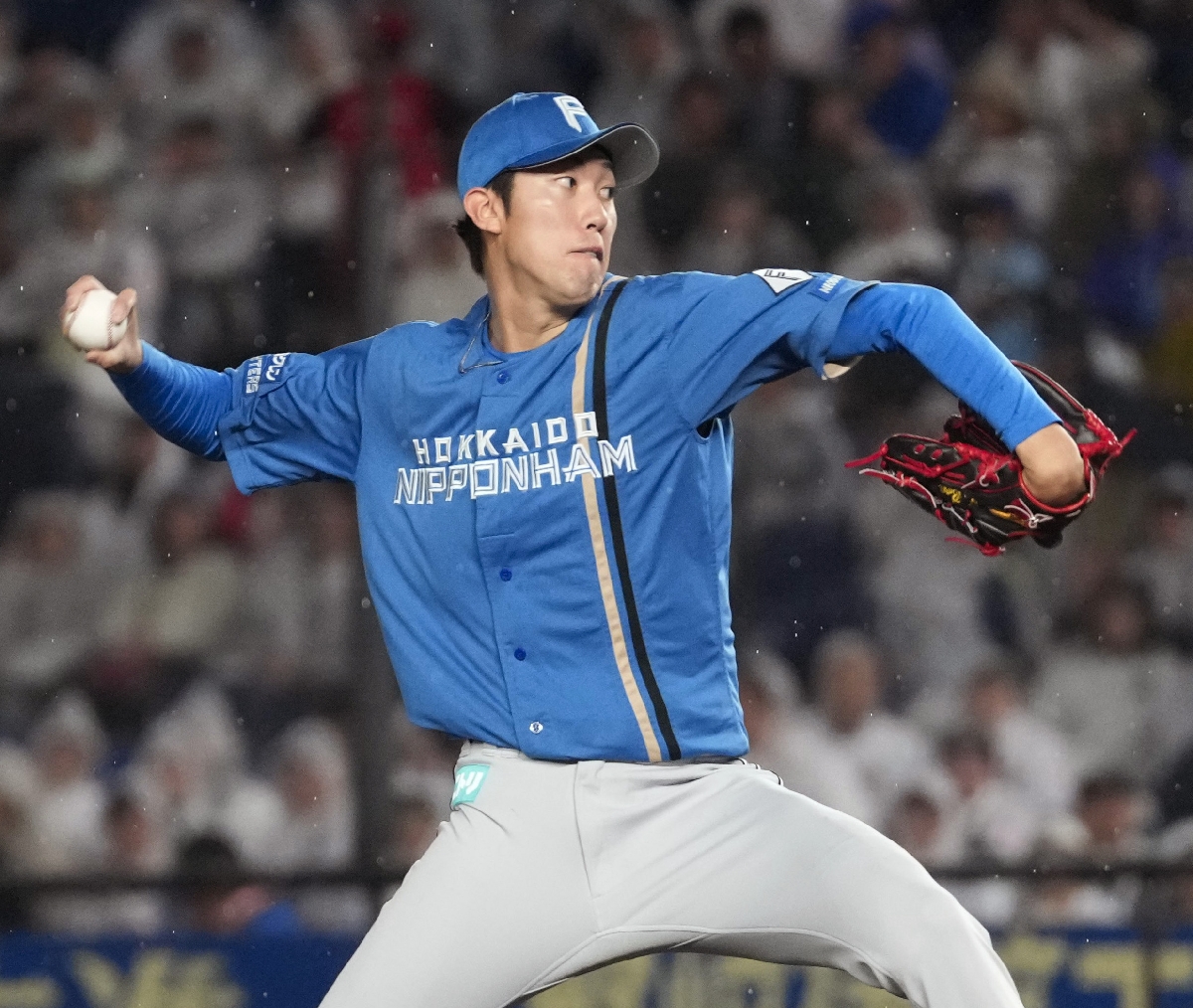 ロッテ戦に先発し、7回途中2失点で今季初勝利を挙げた日本ハム・福島=ZOZOマリン
