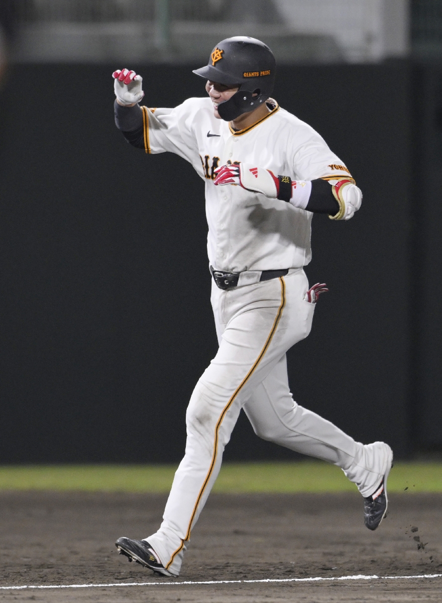12回、通算300号となるサヨナラ3ランを放ち本塁へ向かう巨人・坂本=セーレン