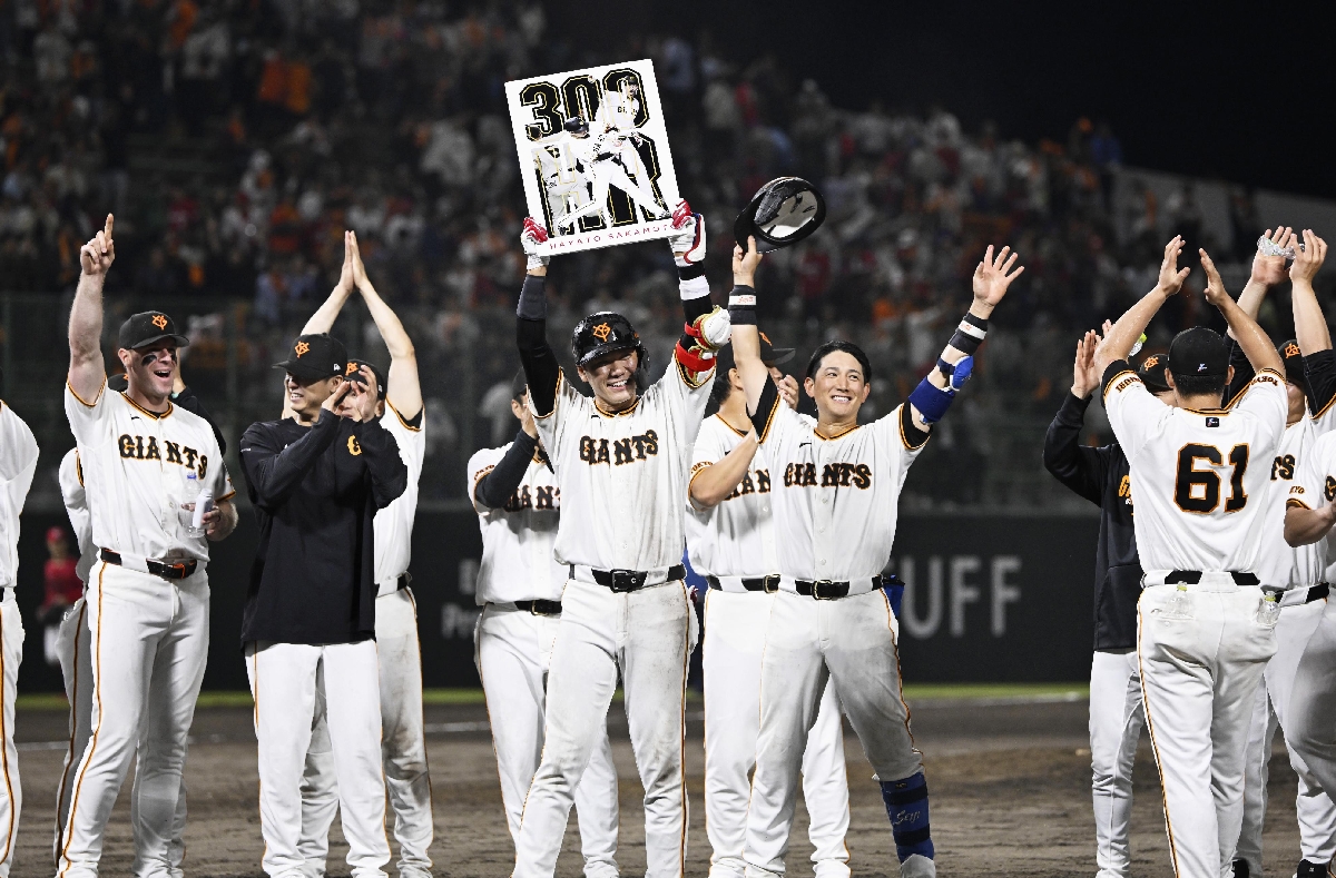 　通算３００号となる逆転サヨナラ３ランを放ち、ボードを掲げる巨人・坂本（中央）＝セーレン