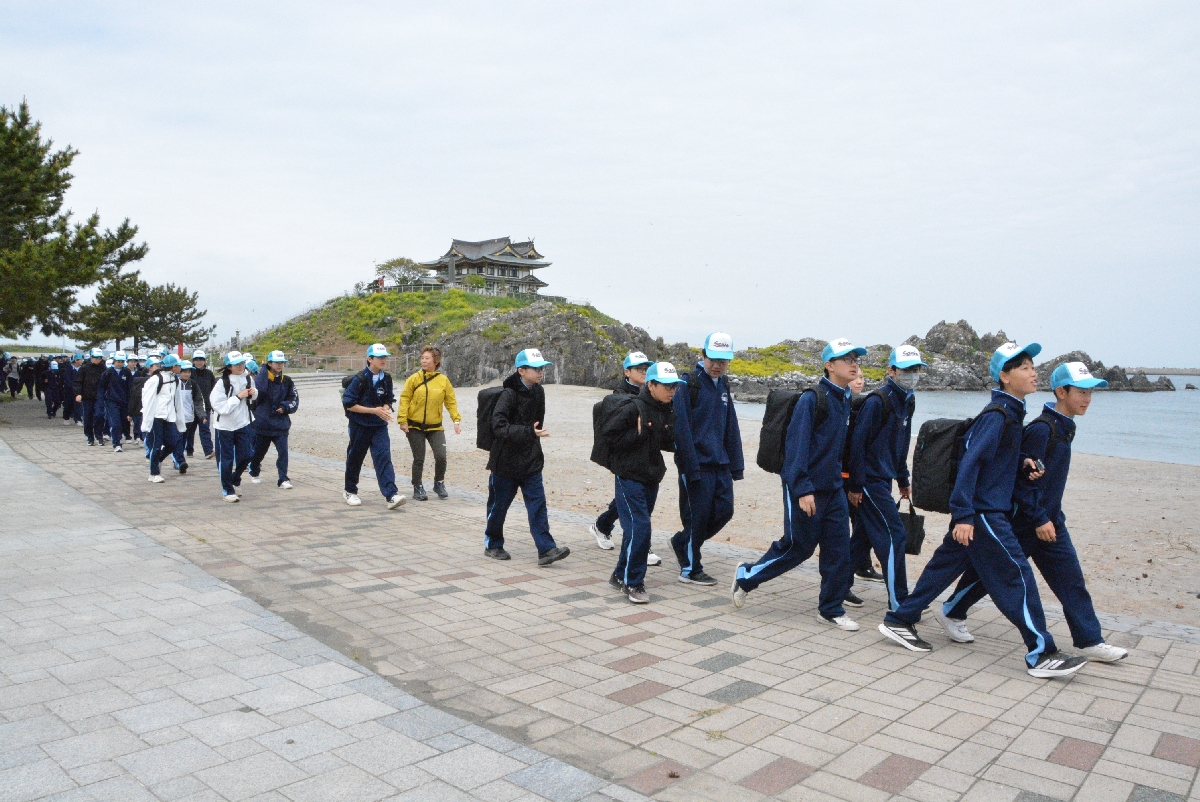中学生が初夏の種差海岸満喫 市のガイド補助事業スタート