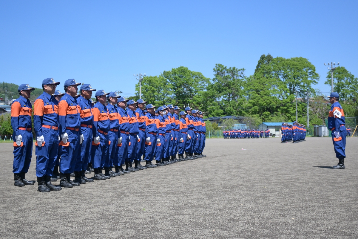 巡行演習で整列する消防団員
