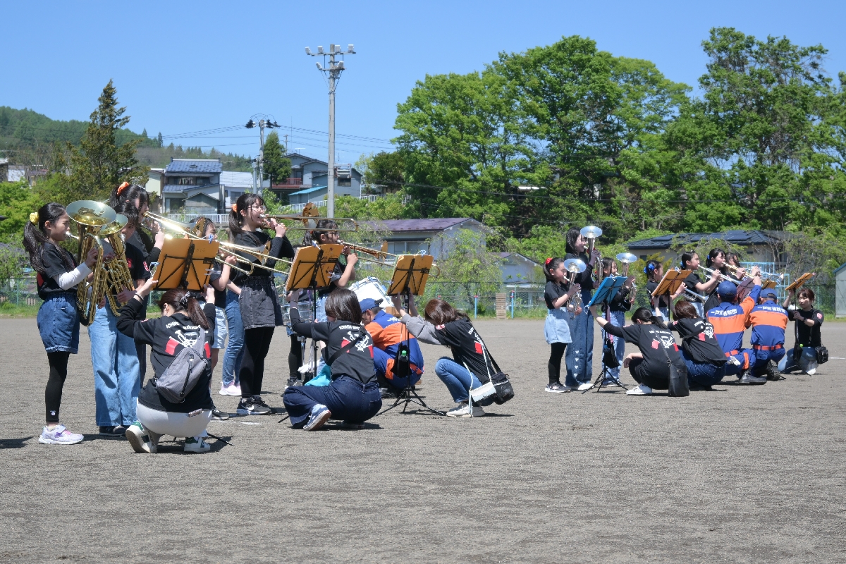 金管バンドの演奏を披露する一戸小の児童