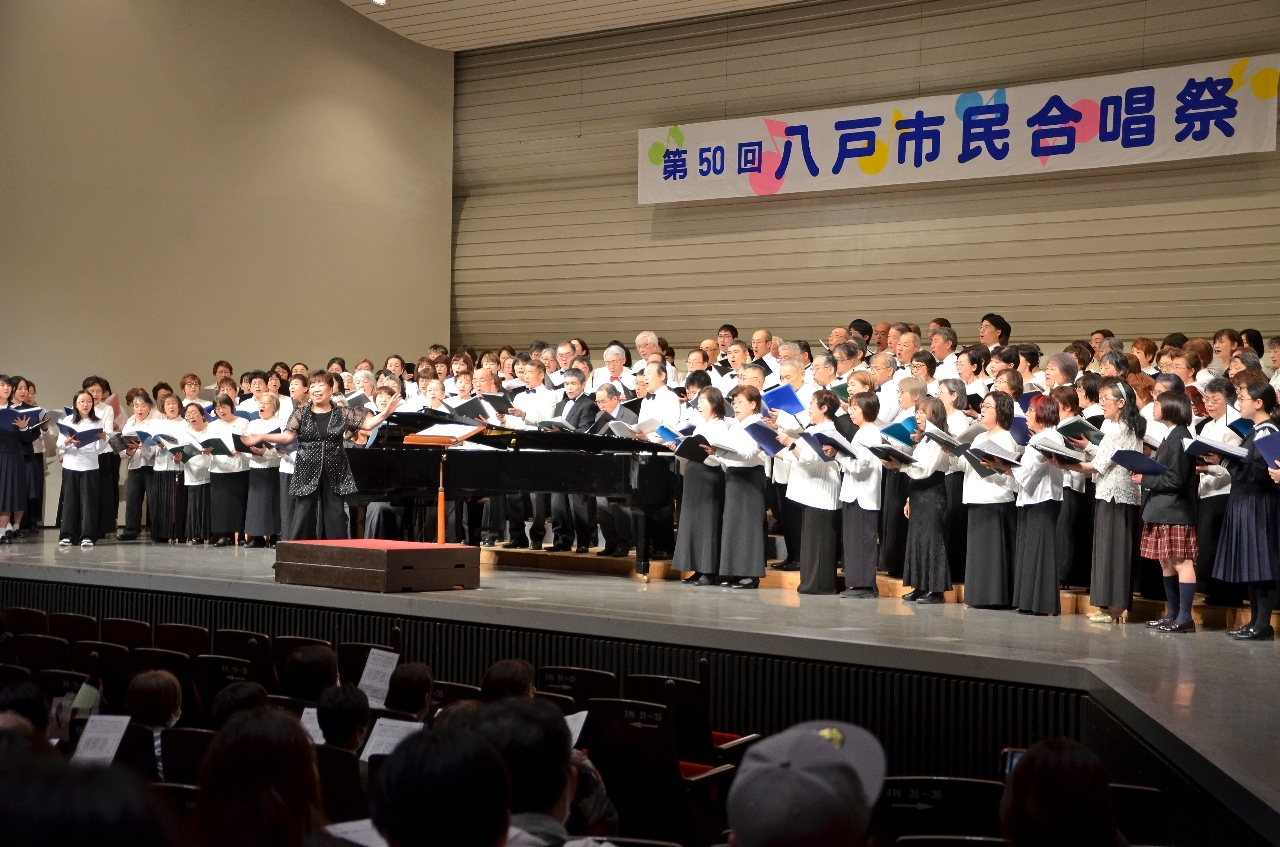 金子眞知子さんの指揮で、聴衆と共に合唱する出演者