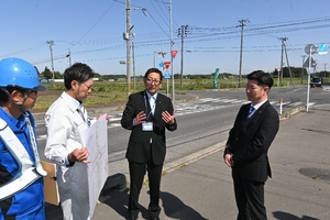 信号機設置へ工事始まる 道路の段差解消、年内にも完工/六戸7人死傷事故