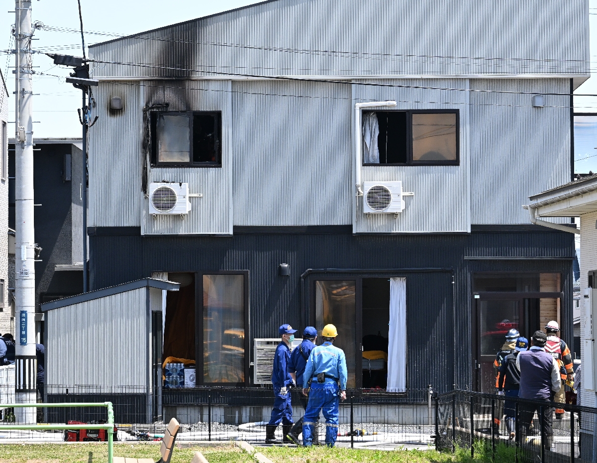火元に住む男が現住建造物等放火の疑いで逮捕された火災現場=15日、八戸市田向2丁目