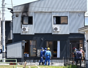 自宅に放火疑い、県職員男逮捕 八戸、住宅の一部焼く