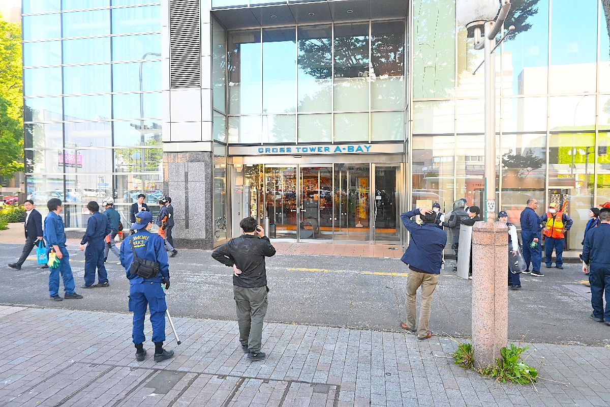 クマが居座った複合ビル。警察や猟友会、青森市職員らが箱罠を設置し、警戒に当たった＝１５日午後５時ごろ、青森市