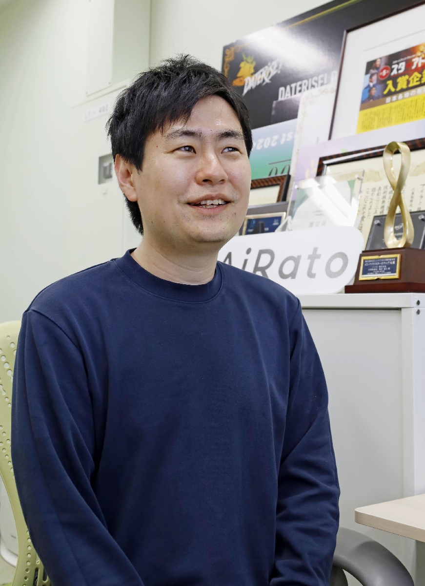 　ＡＩを活用し、がんの放射線治療を支援するソフトウエアについて説明する「アイラト」代表の角谷倫之さん＝７日、仙台市