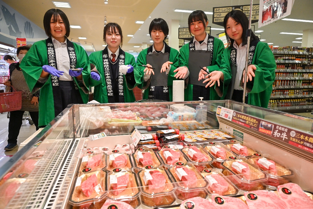 限定販売が始まった和牛をPRする三本木農業恵拓高の生徒=16日、ユニバース十和田東店