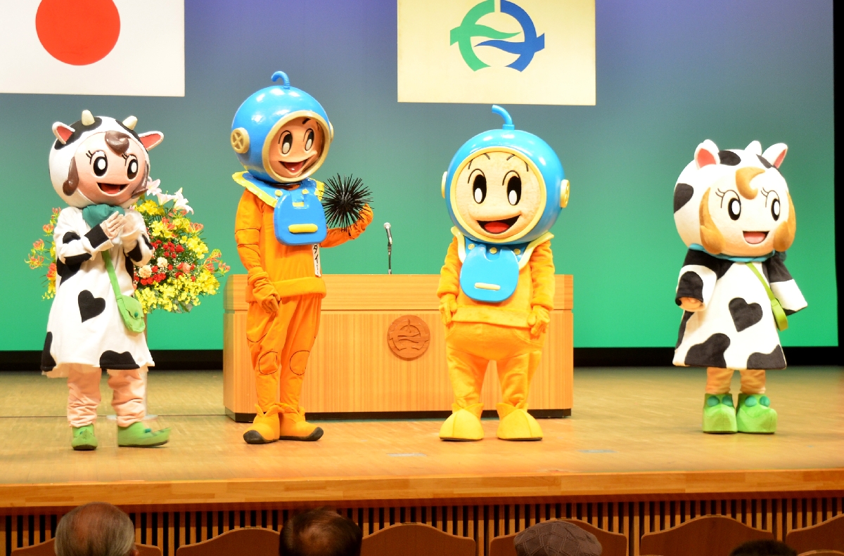 リニューアルしたダイちゃん（右から２人目）とマキちゃん（右）。旧キャラクターと一緒にお披露目された