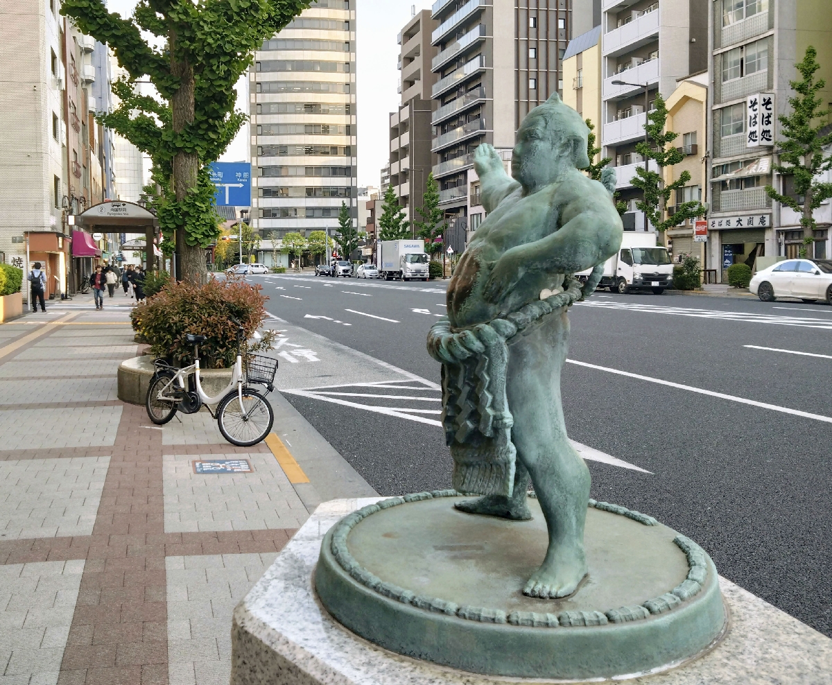 力士の像が立つ国技館通り=東京都墨田区
