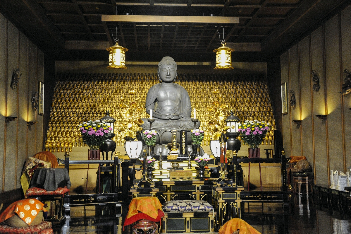 回向院の阿弥陀如来像=東京都墨田区