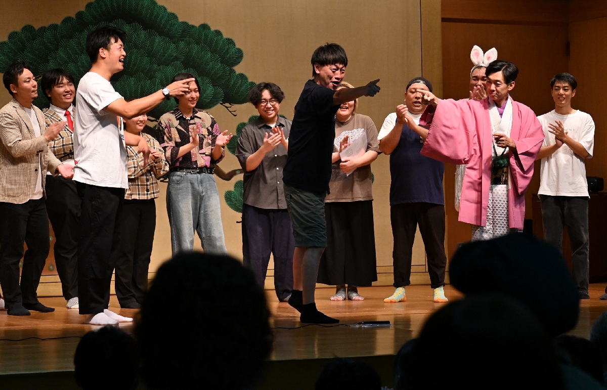 半熟寄席で会場を盛り上げるあどばるーんの新山大さん(前列左)、小野ますのぶさん(同中央)ら=2025年9月、八戸市