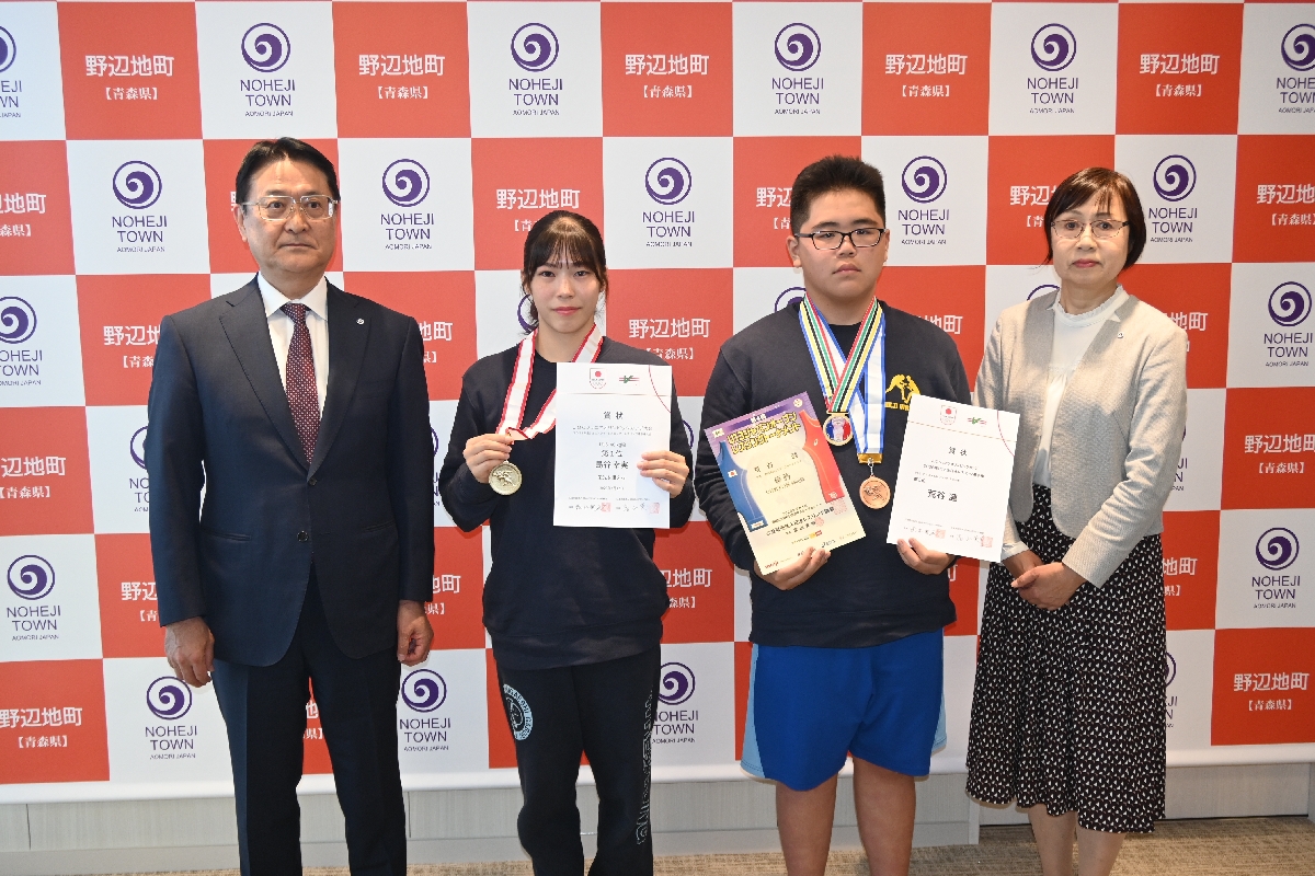 全国大会で好成績を収めた島谷幸実さん(左から2人目)、荒谷漣さん(同3人目)