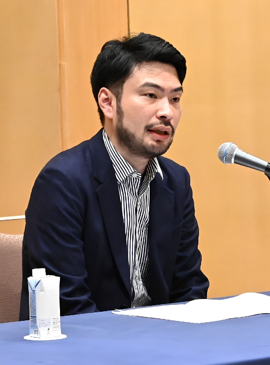 選考経過を説明する選考委員の小川哲さん