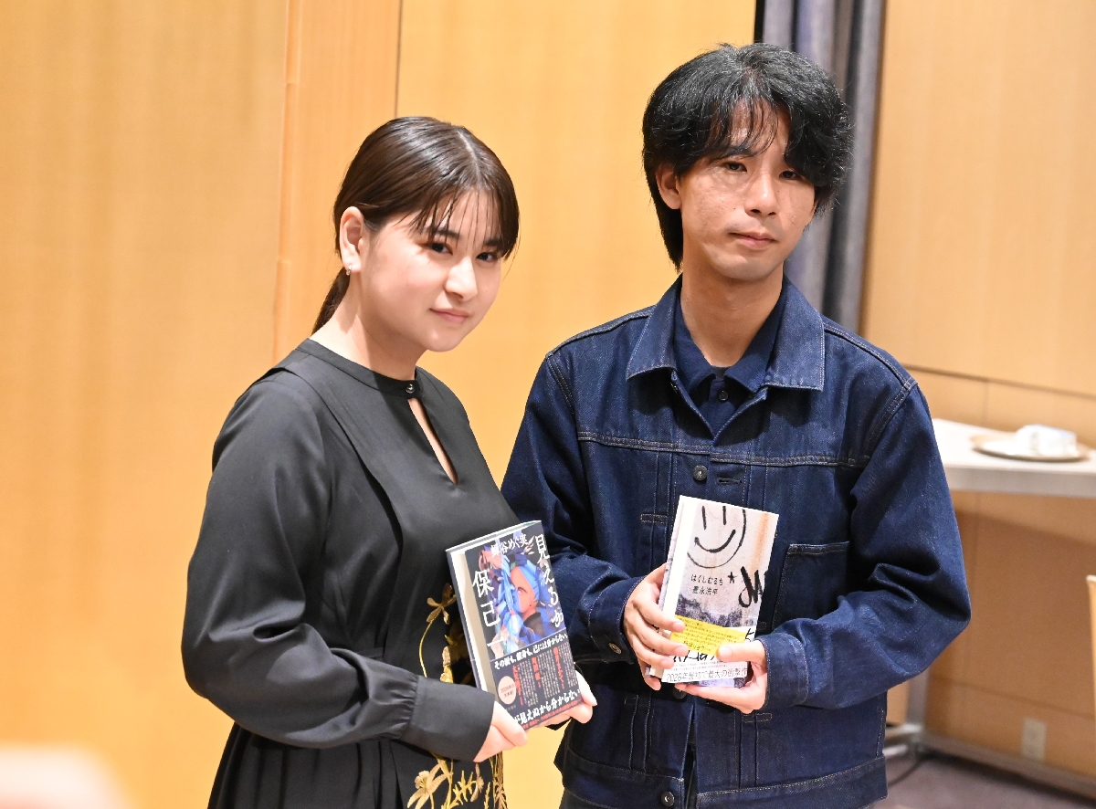 山本周五郎賞を受けた蝉谷めぐ実さん（左）と三島由紀夫賞の豊永浩平さん＝東京都