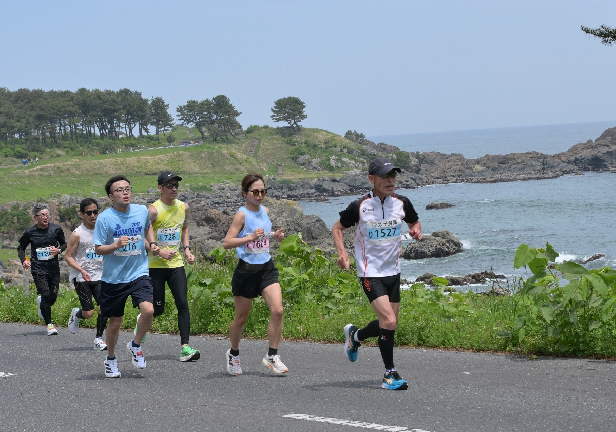 健脚自慢５３００人潮騒路駆ける　八戸うみねこマラソン号砲
