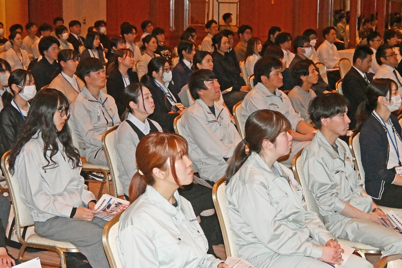 講師の話に耳を傾ける参加者